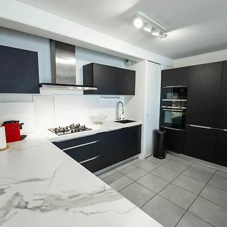 Apartment Spacious In *